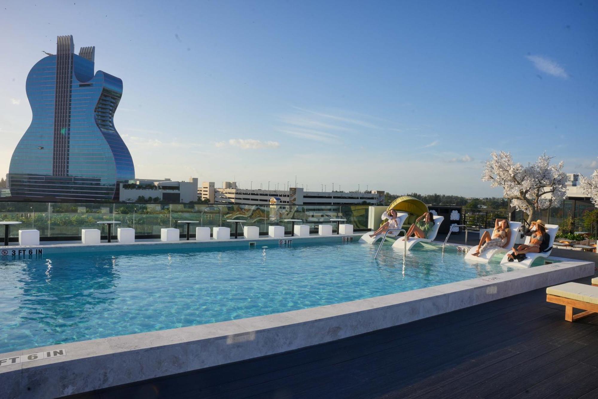 Dolce By Wyndham Hollywood Hotel Bagian luar foto